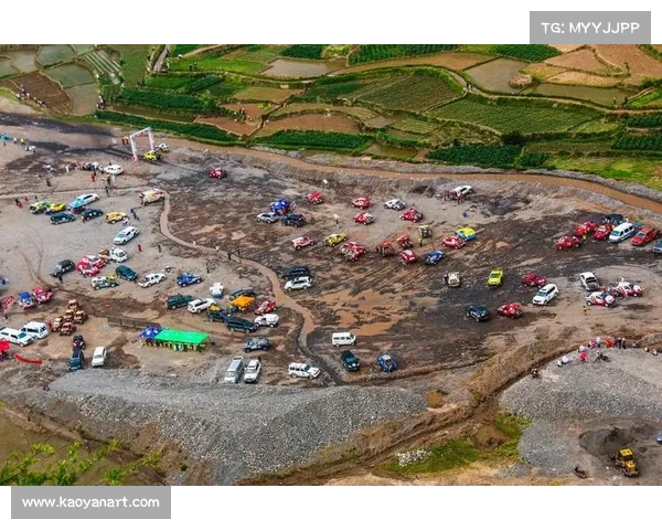 2017东川泥石流国际汽车越野赛激情开赛挑战险峻赛道勇闯天涯